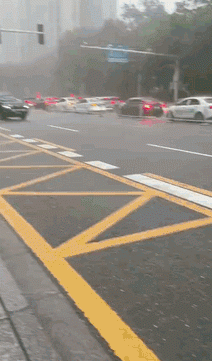 GIF：自己淋过雨，也要让别人也体验淋雨