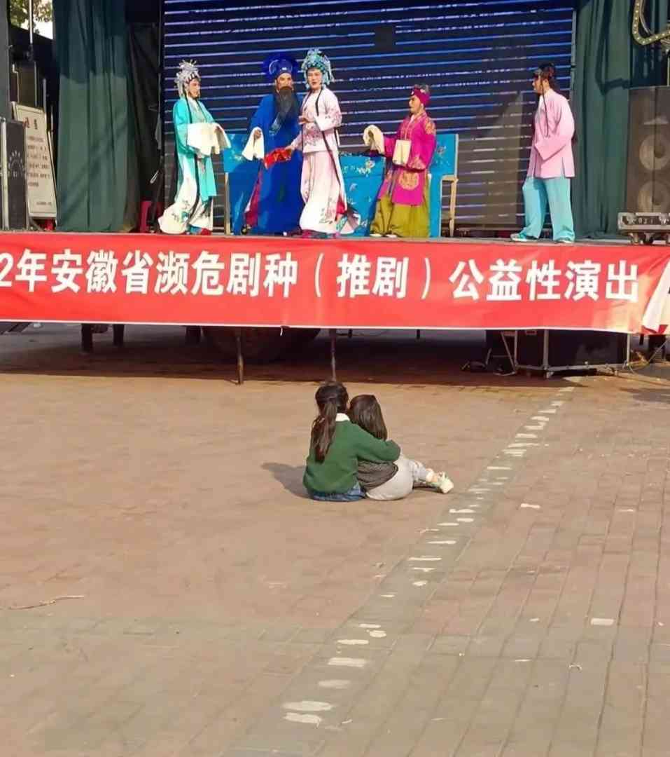 图：暖心，虽然世界破破烂烂，但总有人在缝缝补补！